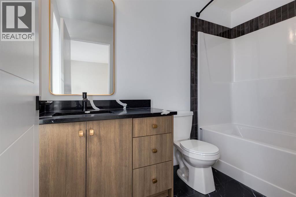780 Sora Boulevard Se, Calgary, AB - Indoor Photo Showing Bathroom
