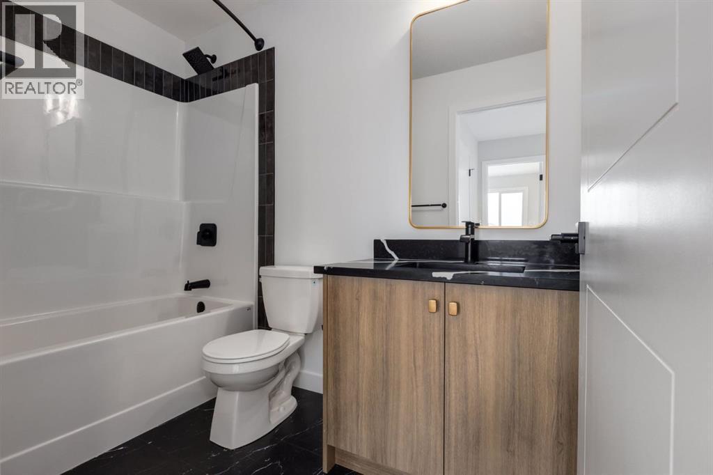 780 Sora Boulevard Se, Calgary, AB - Indoor Photo Showing Bathroom