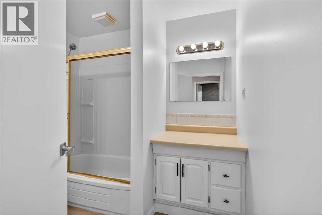 Mainfloor bathroom - 5923 Centre Street Nw, Calgary, AB - Indoor