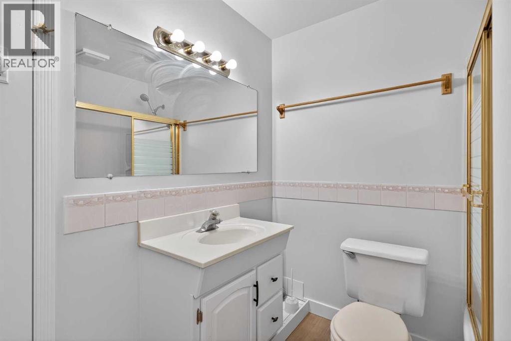 5923 Centre Street Nw, Calgary, AB - Indoor Photo Showing Bathroom