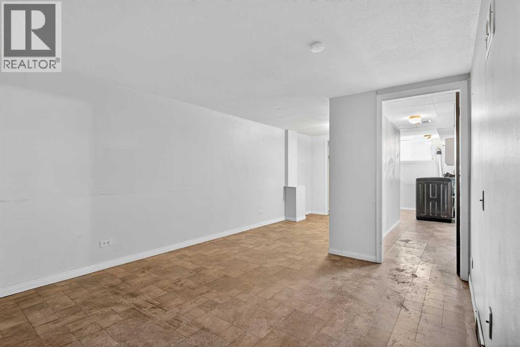 5923 Centre Street Nw, Calgary, AB - Indoor Photo Showing Other Room