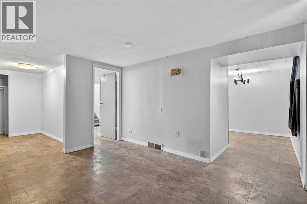 5923 Centre Street Nw, Calgary, AB - Indoor Photo Showing Other Room