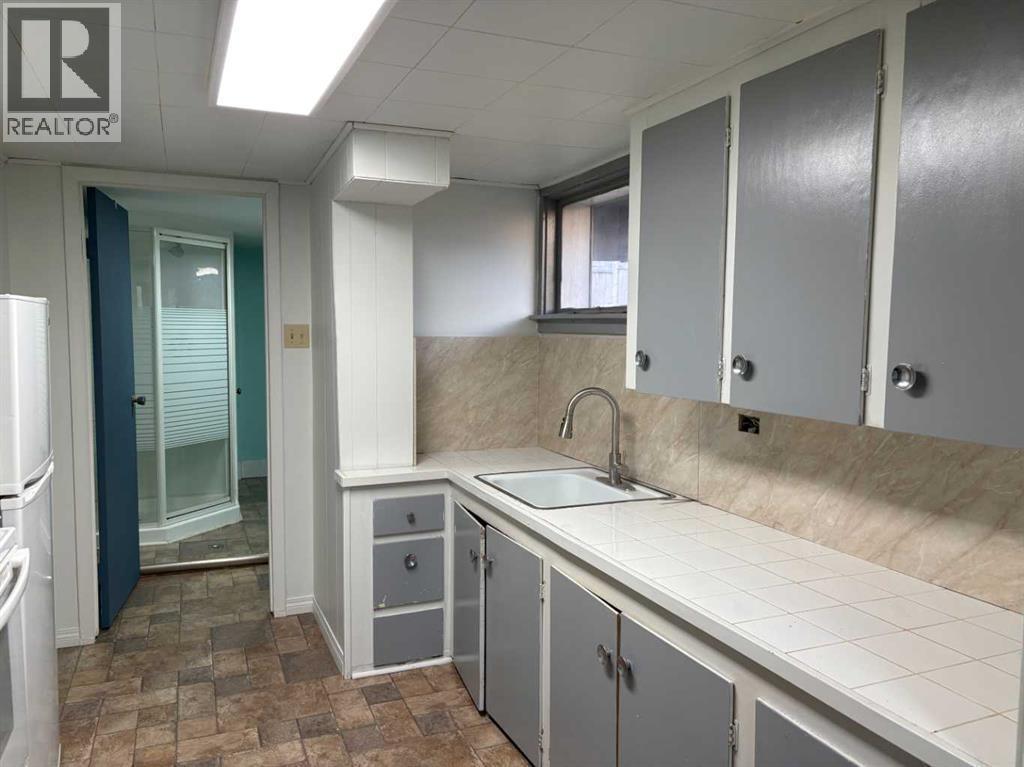 Basement Kitchen - 5923 Centre Street Nw, Calgary, AB - Indoor Photo Showing Kitchen