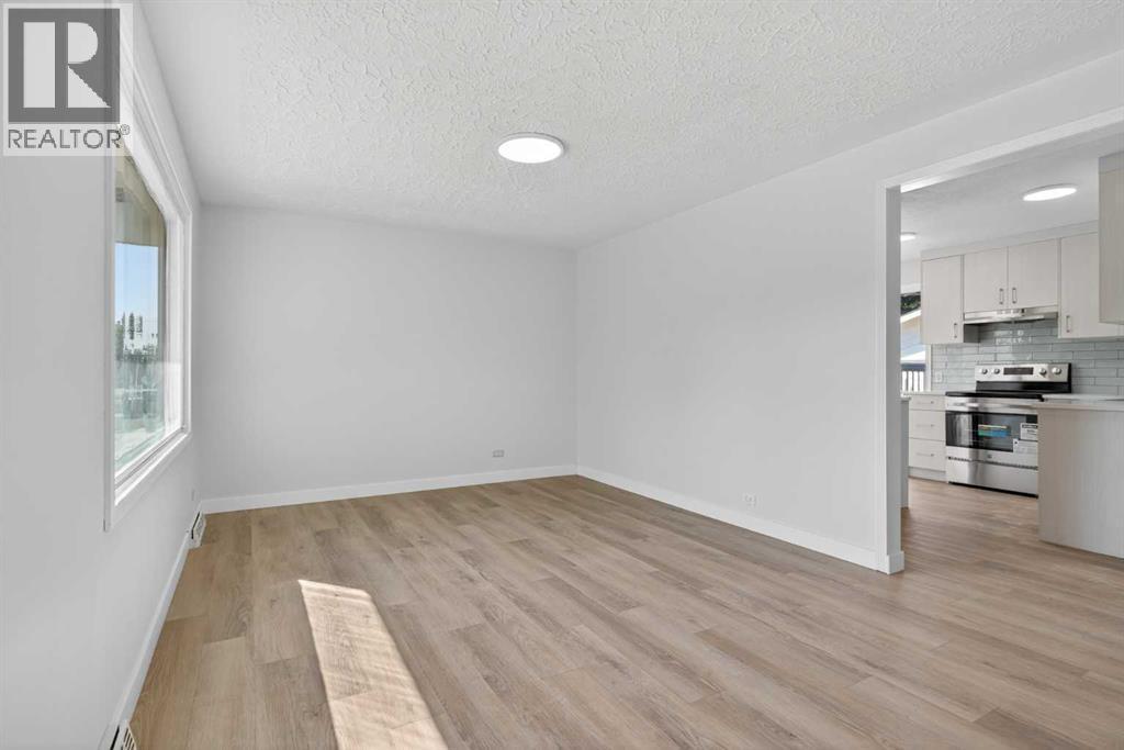 Living room - 5923 Centre Street Nw, Calgary, AB - Indoor