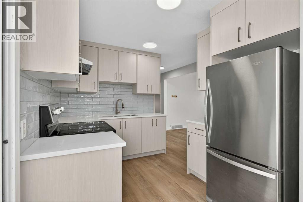 5923 Centre Street Nw, Calgary, AB - Indoor Photo Showing Kitchen With Upgraded Kitchen