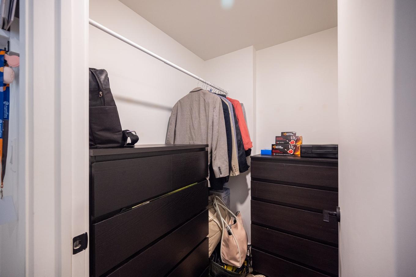 Penderie (Walk-in) - 5310-1245 Rue De Bleury, Montréal (Ville-Marie), QC - Indoor With Storage