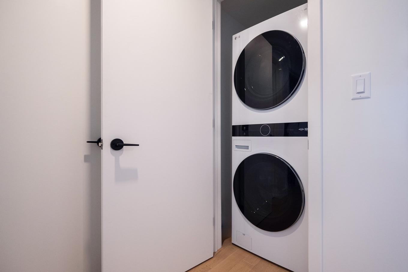 Salle de lavage - 5310-1245 Rue De Bleury, Montréal (Ville-Marie), QC - Indoor Photo Showing Laundry Room