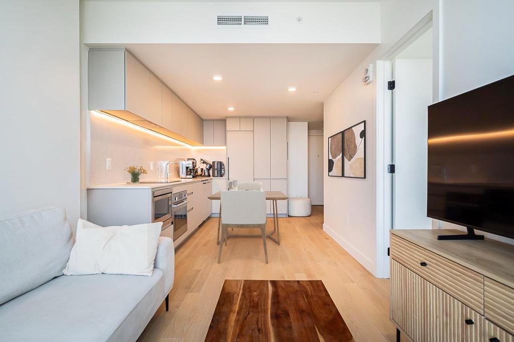 Salon - 5310-1245 Rue De Bleury, Montréal (Ville-Marie), QC - Indoor