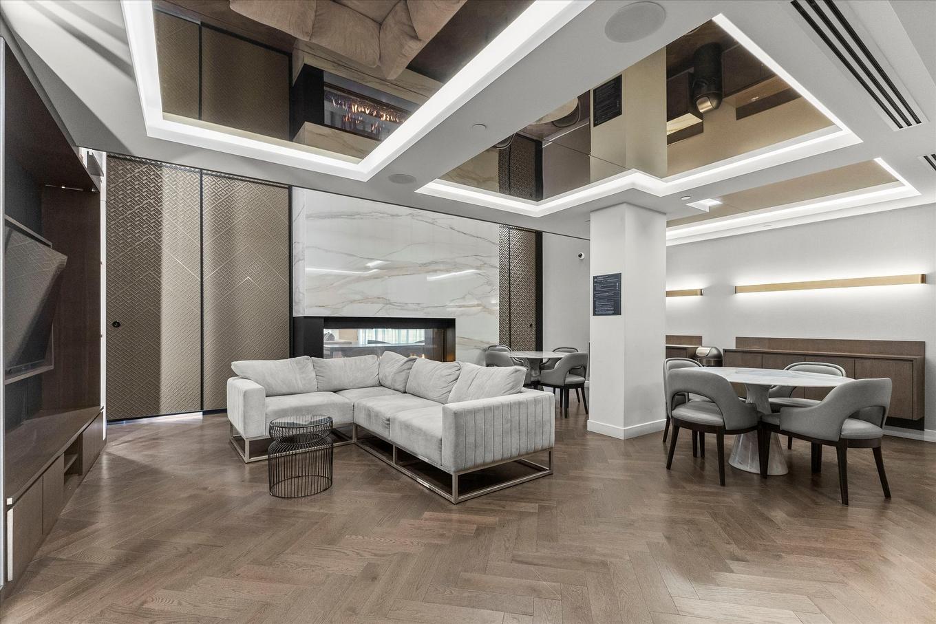 Salle communautaire - 3005-1288 Rue St-Antoine O., Montréal (Ville-Marie), QC - Indoor With Fireplace