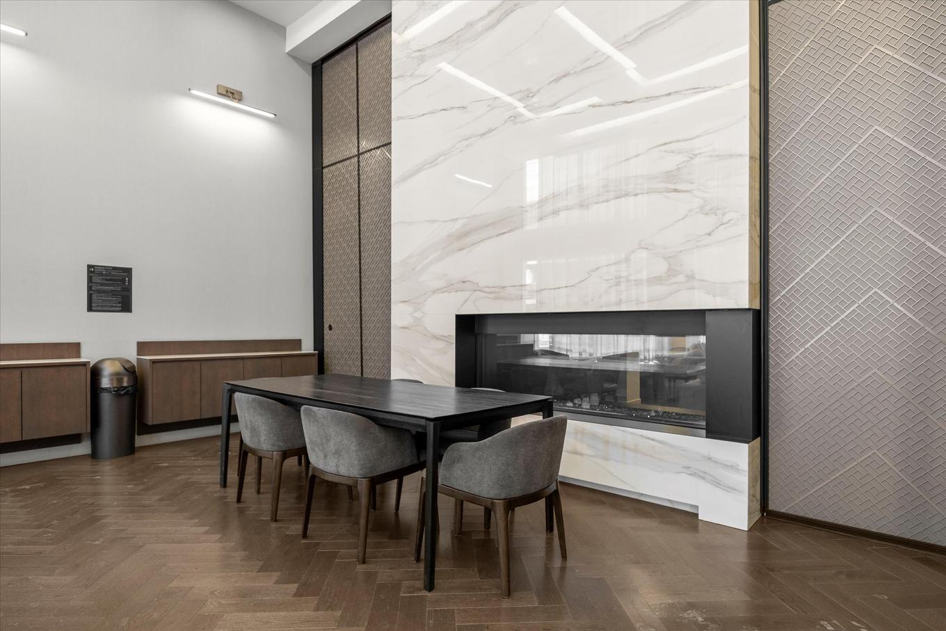 Salle communautaire - 3005-1288 Rue St-Antoine O., Montréal (Ville-Marie), QC - Indoor Photo Showing Dining Room With Fireplace