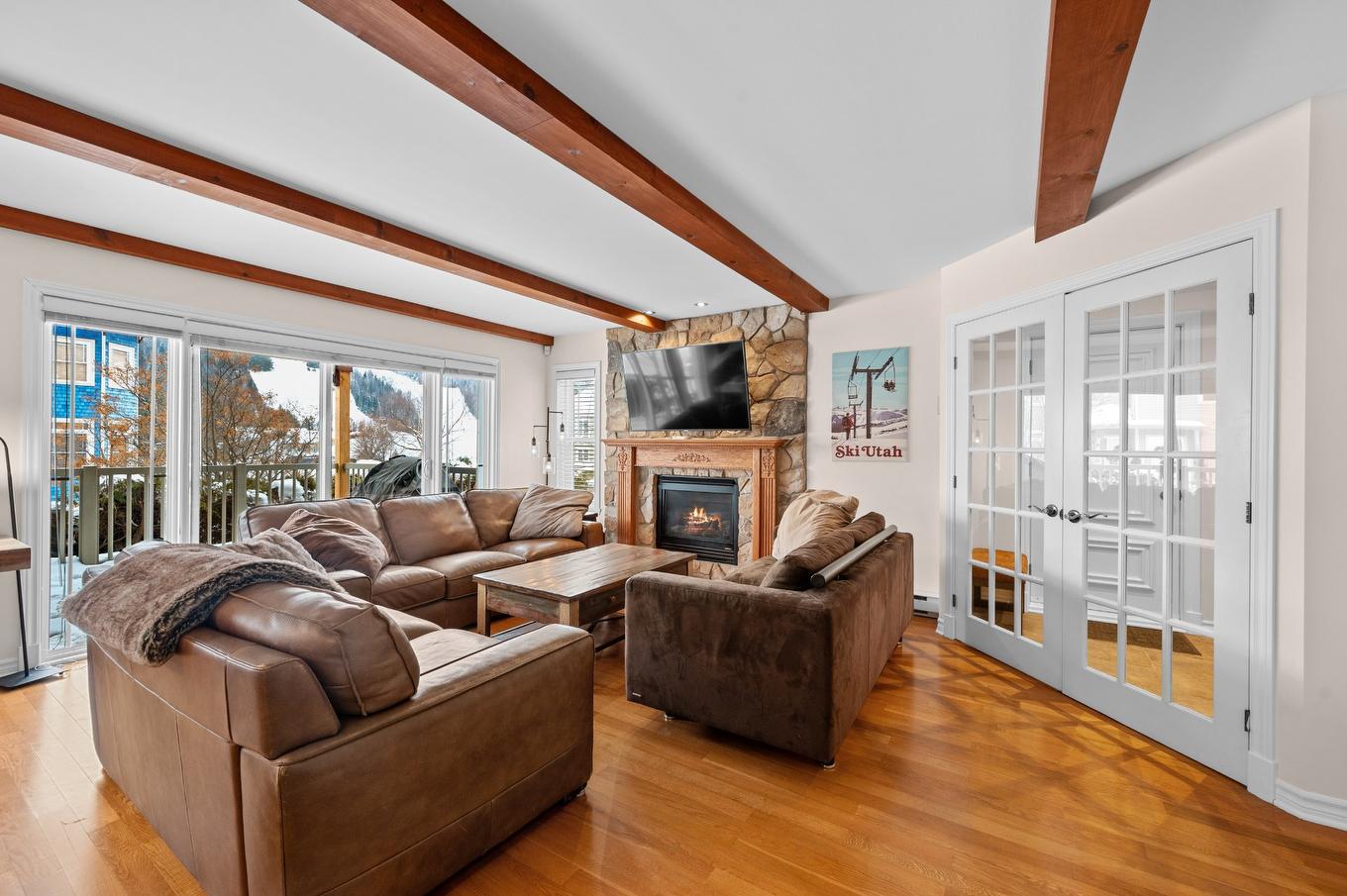 Salon - 112 Ch. Louis-Dufour, Saint-Sauveur, QC - Indoor Photo Showing Living Room With Fireplace