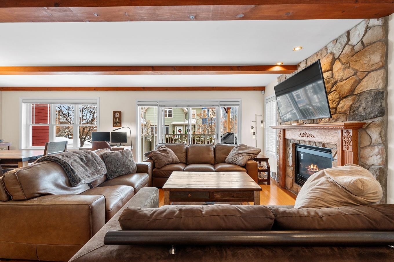Salon - 112 Ch. Louis-Dufour, Saint-Sauveur, QC - Indoor Photo Showing Living Room With Fireplace