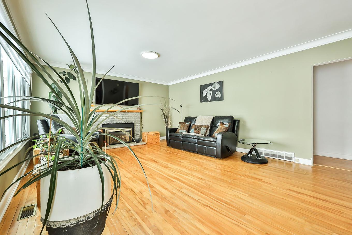 Living room - 611 Rue Kenny, Gatineau (Buckingham), QC - Indoor With Fireplace