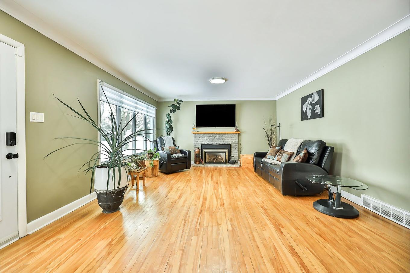 Living room - 611 Rue Kenny, Gatineau (Buckingham), QC - Indoor Photo Showing Living Room With Fireplace