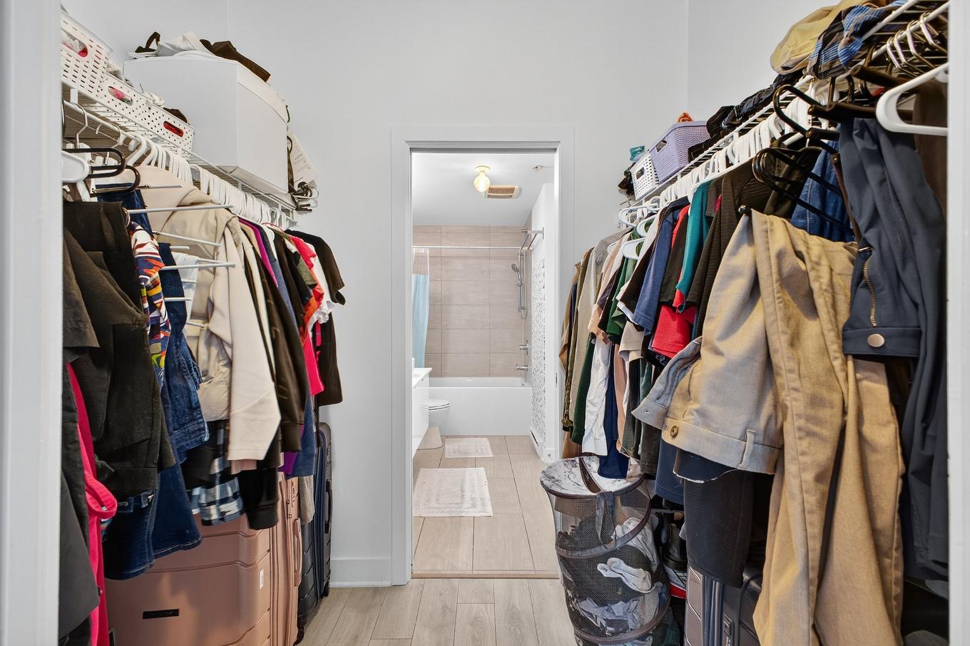 Penderie (Walk-in) - 1007-1150 Rue St-Denis, Montréal (Ville-Marie), QC - Indoor With Storage