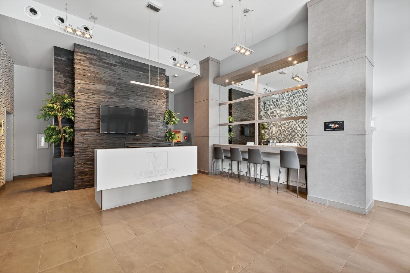 Hall d'entrée/Vestibule - 1007-1150 Rue St-Denis, Montréal (Ville-Marie), QC - Indoor With Fireplace