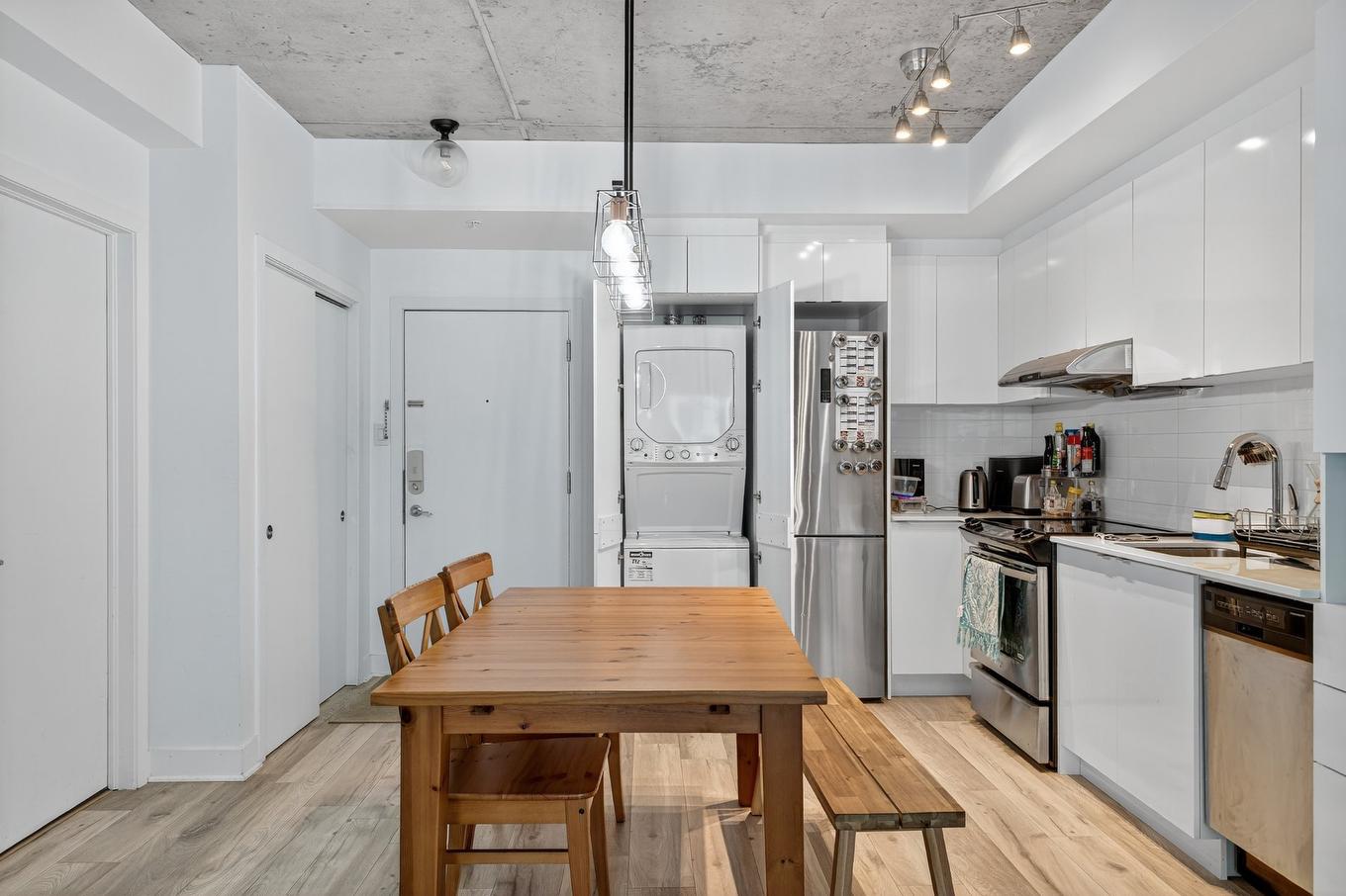 Salle à manger - 1007-1150 Rue St-Denis, Montréal (Ville-Marie), QC - Indoor Photo Showing Kitchen With Upgraded Kitchen