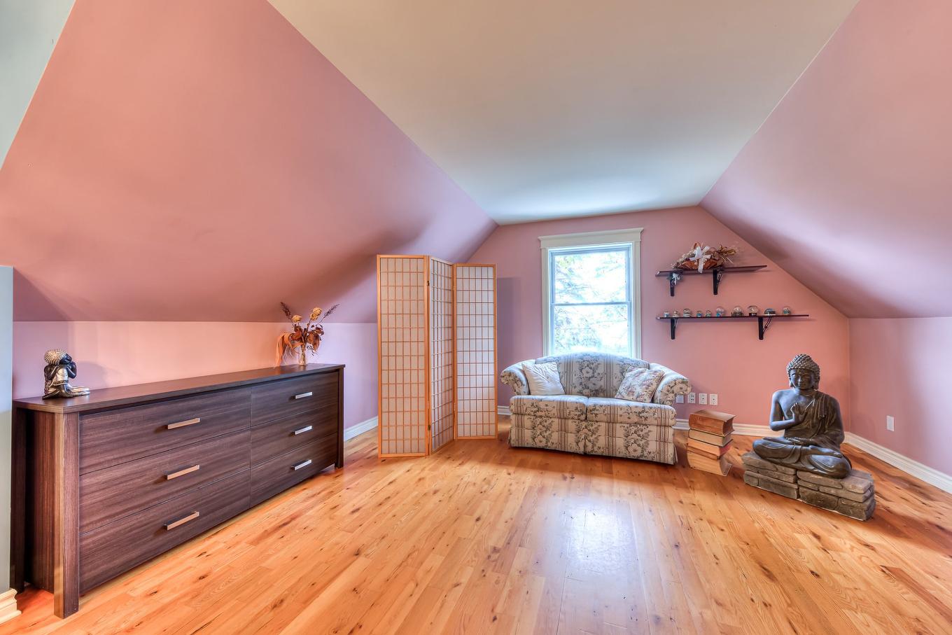 Boudoir - 20 Rue Brosseau, Saint-Basile-Le-Grand, QC - Indoor