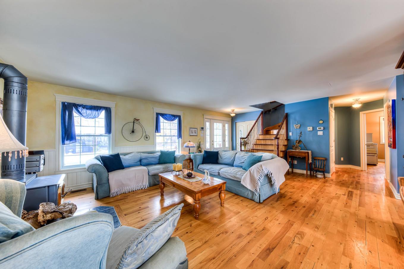 Salon - 20 Rue Brosseau, Saint-Basile-Le-Grand, QC - Indoor Photo Showing Living Room