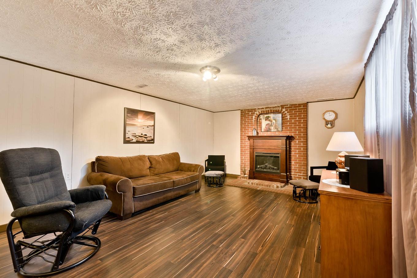 Salle familiale - 43 Rue Roger-Boisvert, Sherbrooke (Fleurimont), QC - Indoor Photo Showing Living Room With Fireplace