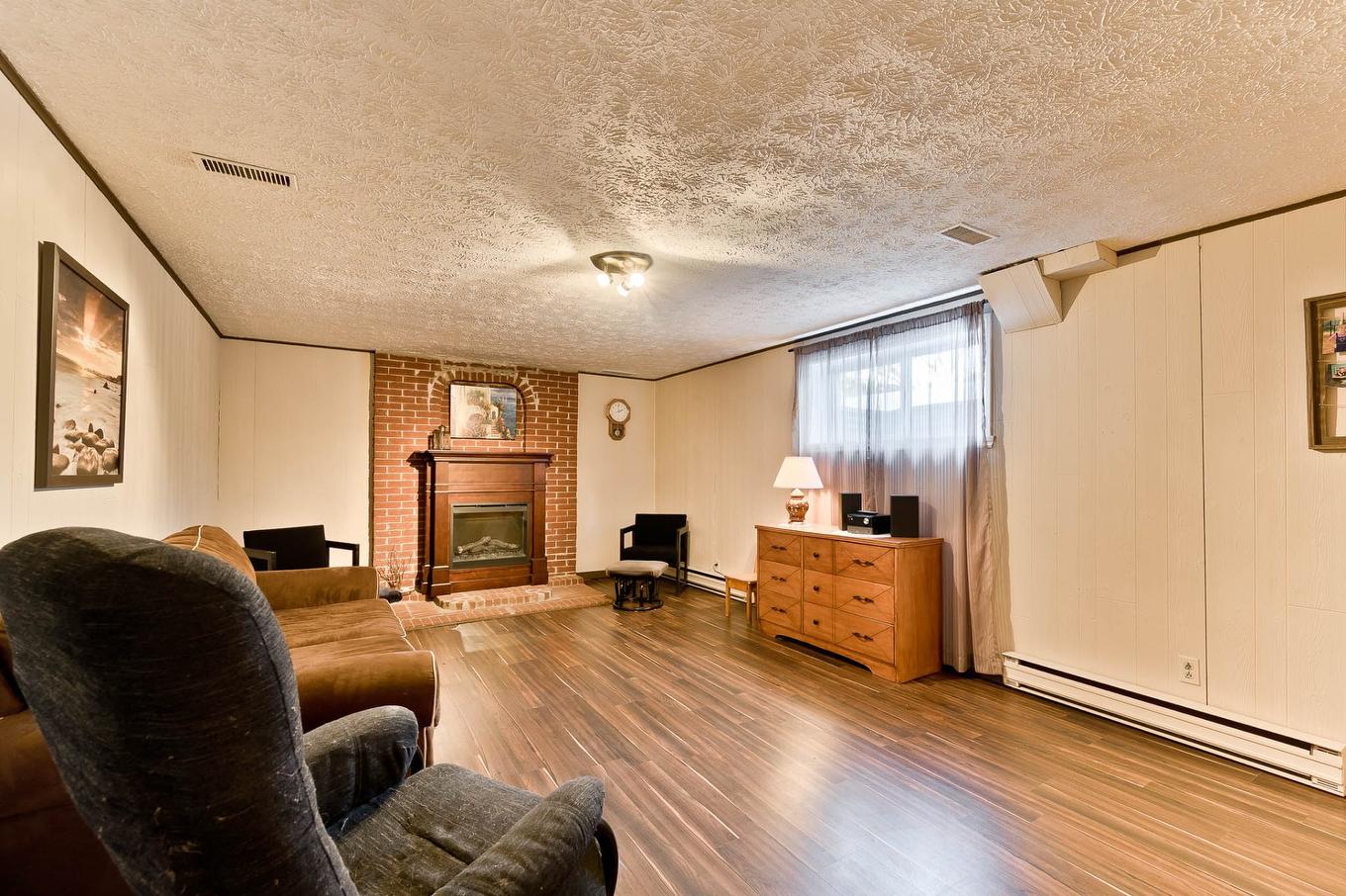 Salle familiale - 43 Rue Roger-Boisvert, Sherbrooke (Fleurimont), QC - Indoor Photo Showing Living Room With Fireplace