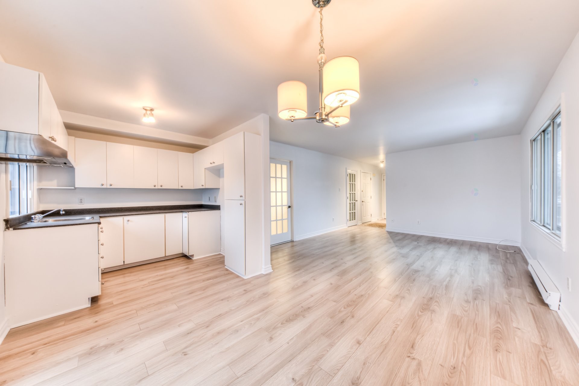 Salle à manger - 200 Rue De Manthet, Laval (Sainte-Rose), QC - Indoor Photo Showing Kitchen With Double Sink