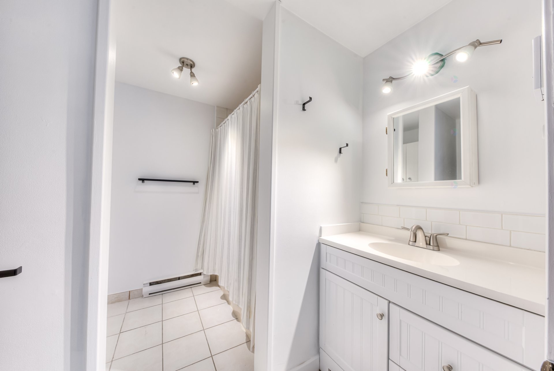 Salle de bains - 200 Rue De Manthet, Laval (Sainte-Rose), QC - Indoor Photo Showing Bathroom