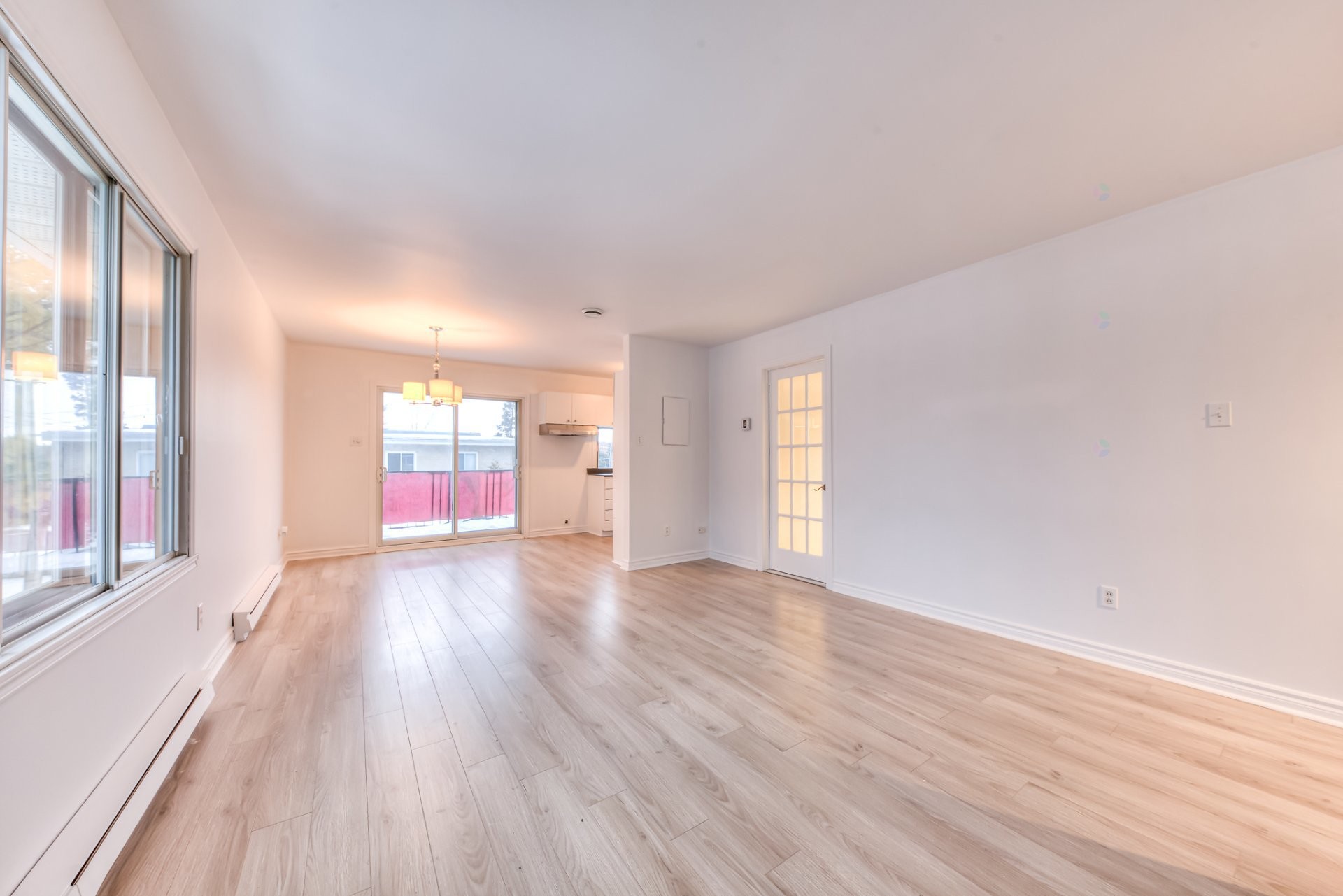 Salon - 200 Rue De Manthet, Laval (Sainte-Rose), QC - Indoor