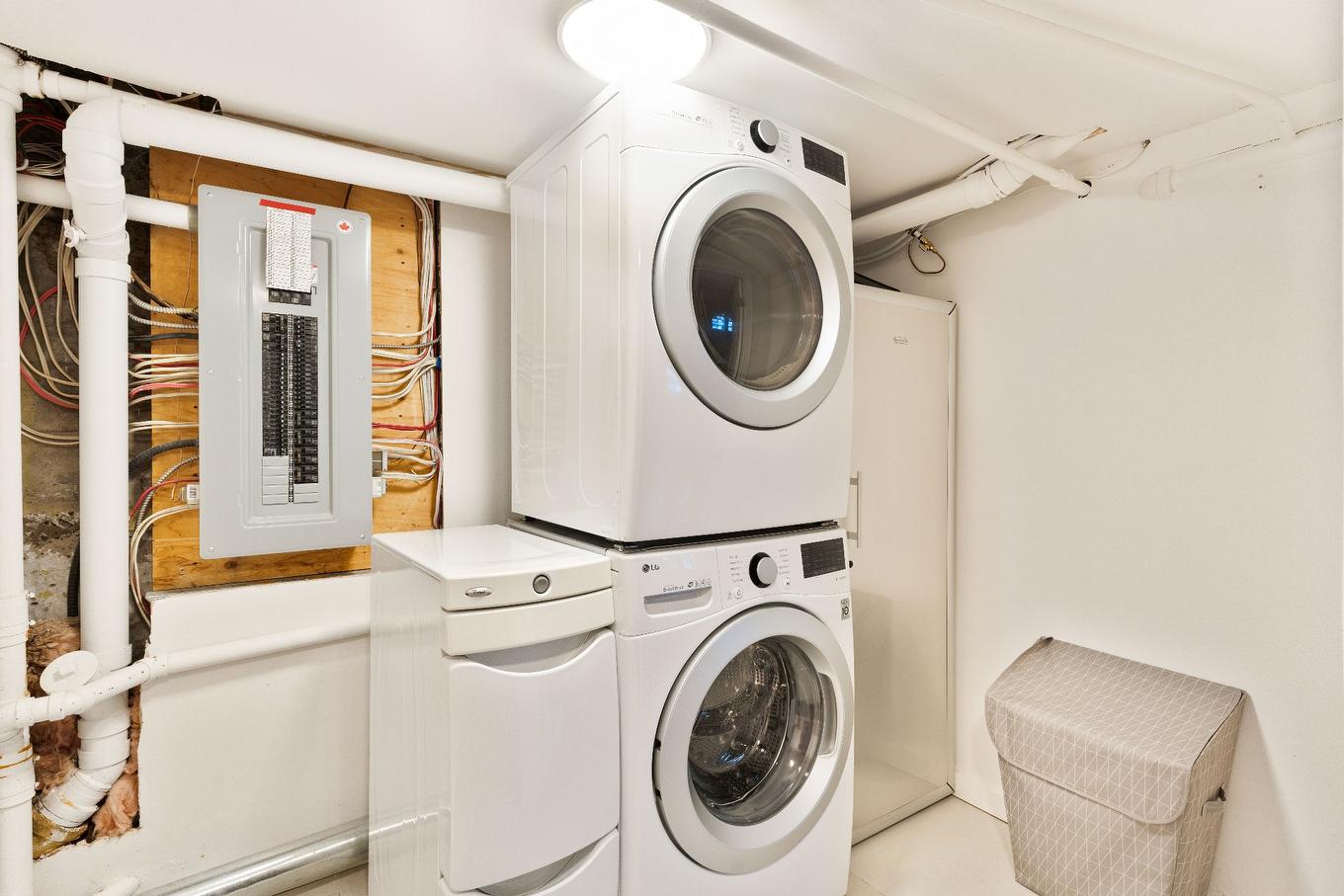 Laundry room - 4170 Av. De Kensington, Montréal (Côte-Des-Neiges/Notre-Dame-De-Grâce), QC - Indoor Photo Showing Laundry Room