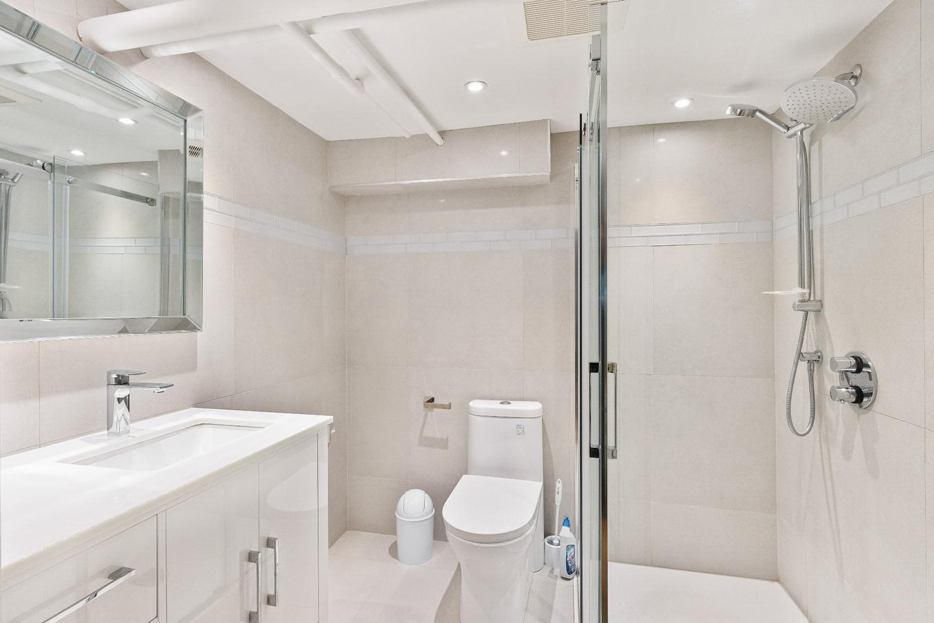 Bathroom - 4170 Av. De Kensington, Montréal (Côte-Des-Neiges/Notre-Dame-De-Grâce), QC - Indoor Photo Showing Bathroom