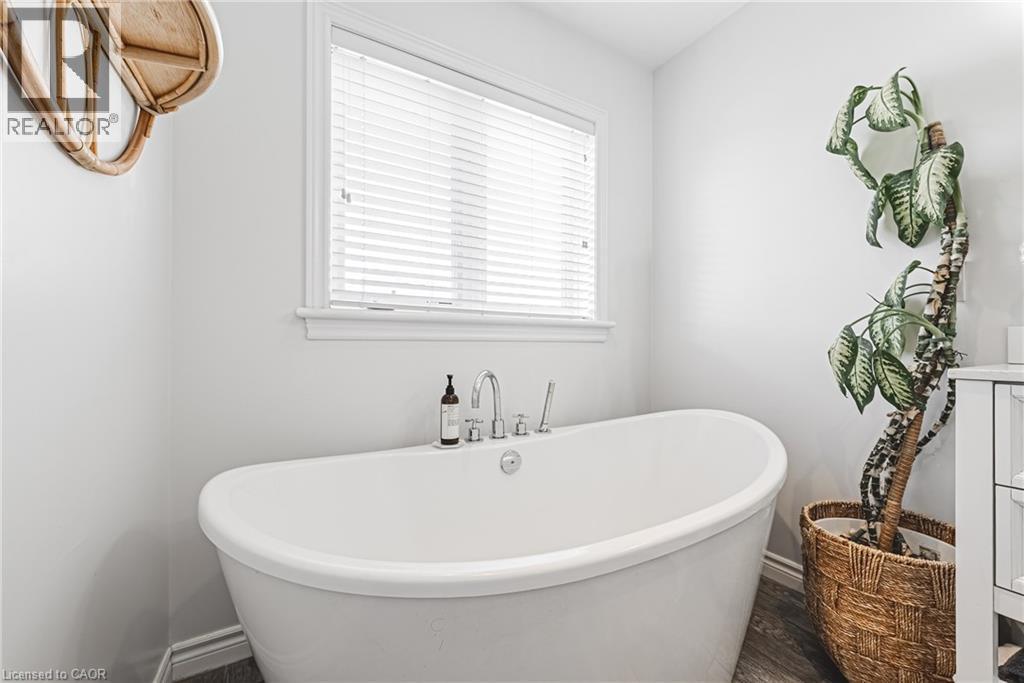8 Matteo Trail, Hamilton, ON - Indoor Photo Showing Bathroom