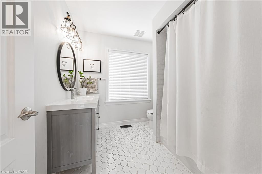 8 Matteo Trail, Hamilton, ON - Indoor Photo Showing Bathroom