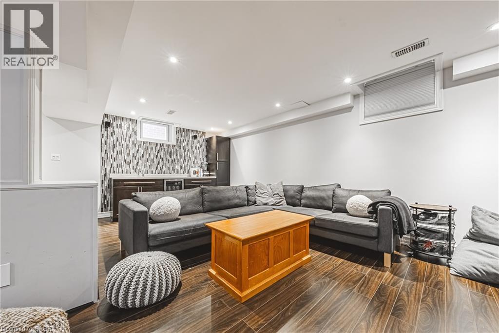 8 Matteo Trail, Hamilton, ON - Indoor Photo Showing Living Room