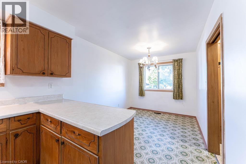 69 Buckingham Drive, Hamilton, ON - Indoor Photo Showing Kitchen