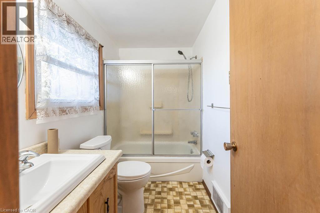 69 Buckingham Drive, Hamilton, ON - Indoor Photo Showing Bathroom