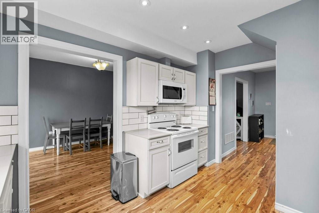 99 Robins Avenue, Hamilton, ON - Indoor Photo Showing Kitchen