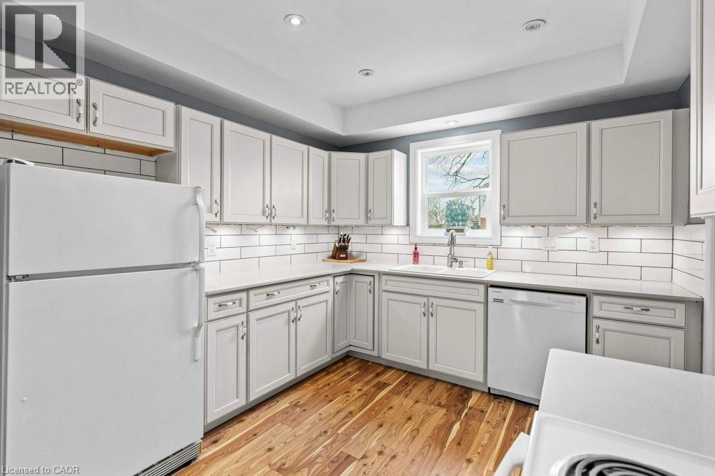 99 Robins Avenue, Hamilton, ON - Indoor Photo Showing Kitchen