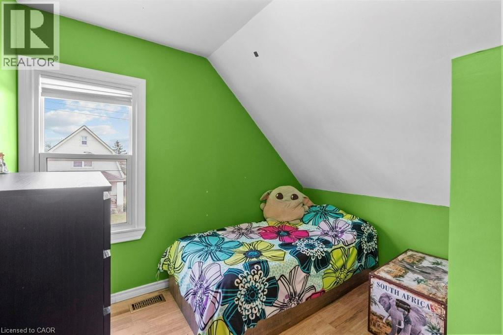 99 Robins Avenue, Hamilton, ON - Indoor Photo Showing Bedroom
