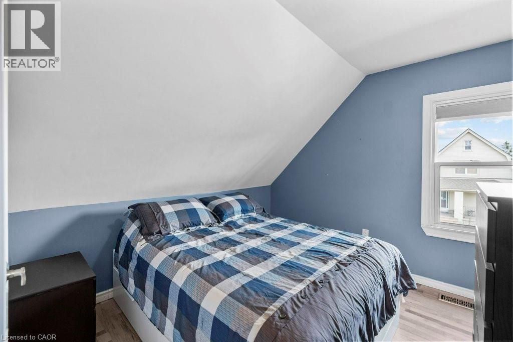 99 Robins Avenue, Hamilton, ON - Indoor Photo Showing Bedroom