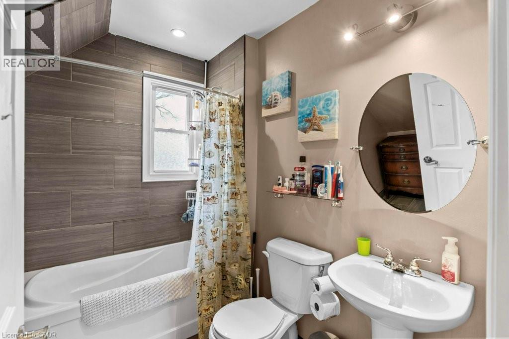 99 Robins Avenue, Hamilton, ON - Indoor Photo Showing Bathroom