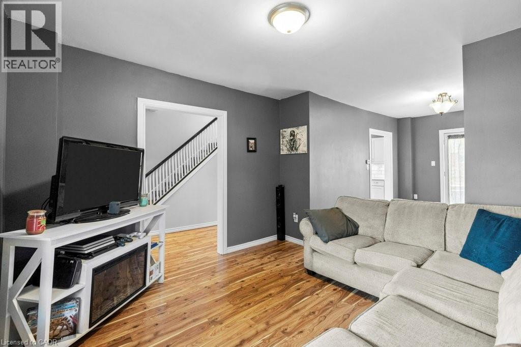 99 Robins Avenue, Hamilton, ON - Indoor Photo Showing Living Room