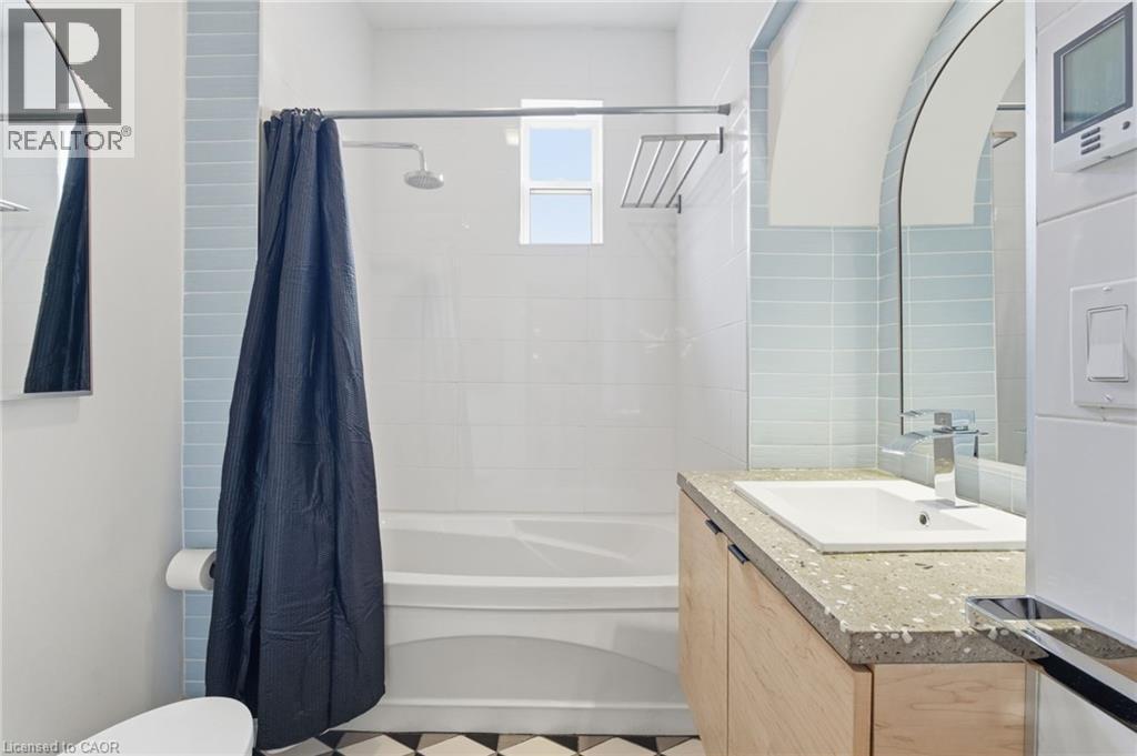 200 East Avenue N, Hamilton, ON - Indoor Photo Showing Bathroom
