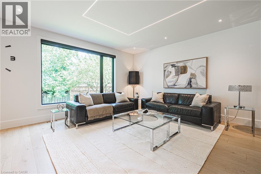 135 Eleanor Avenue, Hamilton, ON - Indoor Photo Showing Living Room