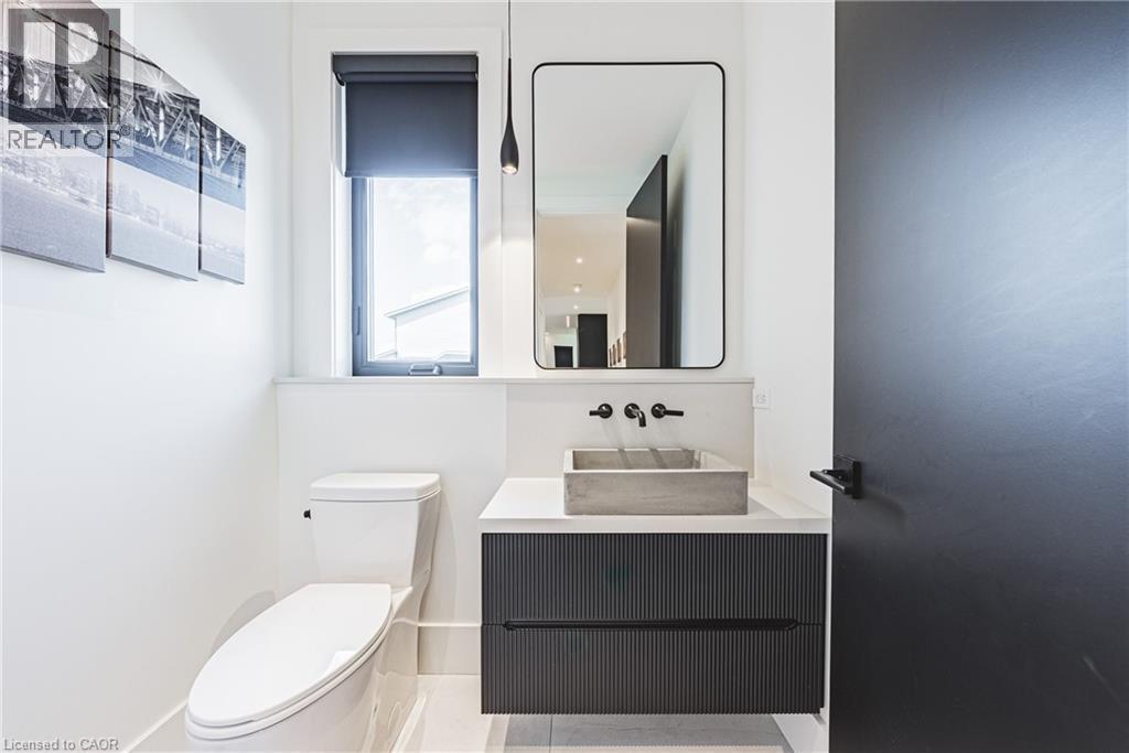 135 Eleanor Avenue, Hamilton, ON - Indoor Photo Showing Bathroom