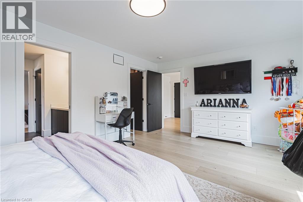 135 Eleanor Avenue, Hamilton, ON - Indoor Photo Showing Bedroom