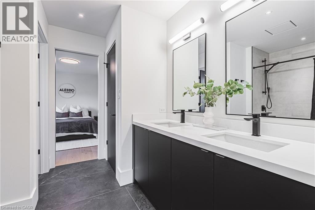 135 Eleanor Avenue, Hamilton, ON - Indoor Photo Showing Bathroom
