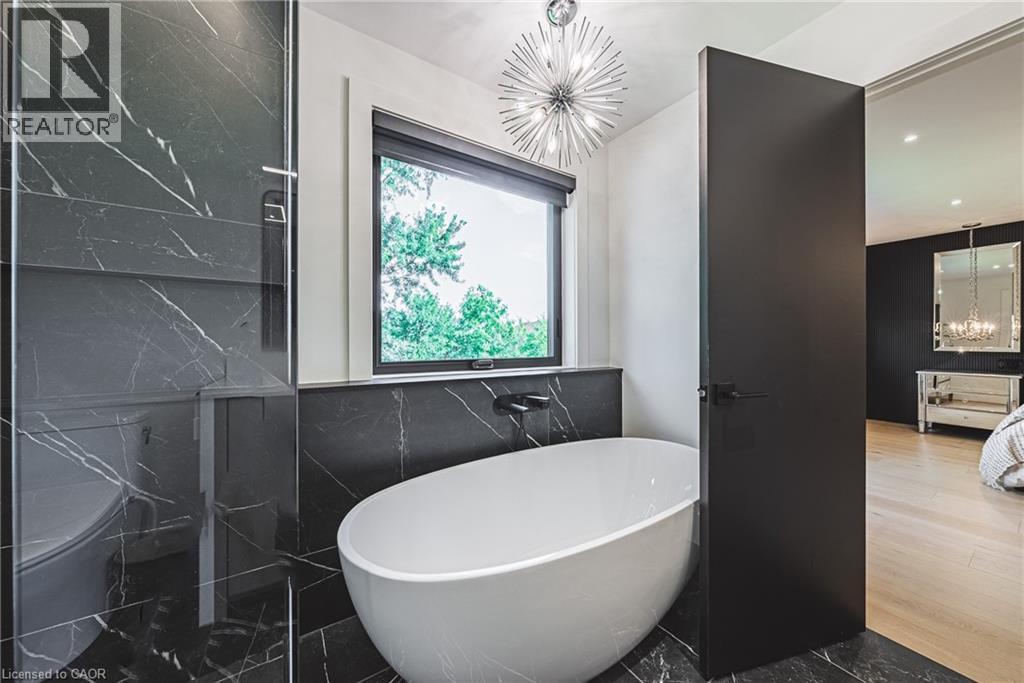 135 Eleanor Avenue, Hamilton, ON - Indoor Photo Showing Bathroom