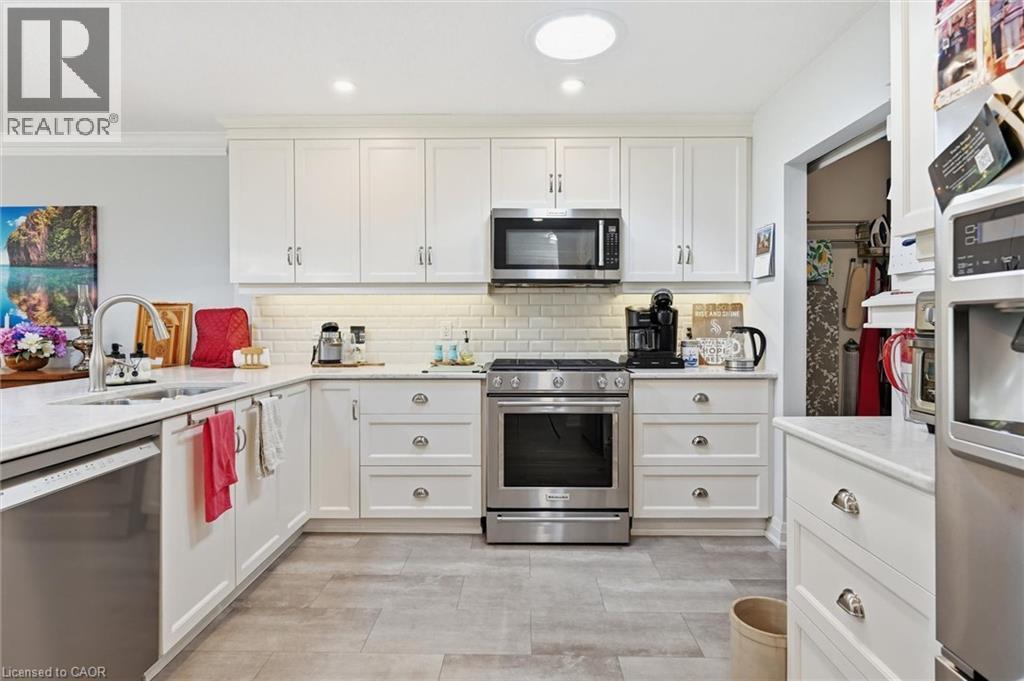 34 Cardinal Mindszenty Boulevard, Hamilton, ON - Indoor Photo Showing Kitchen