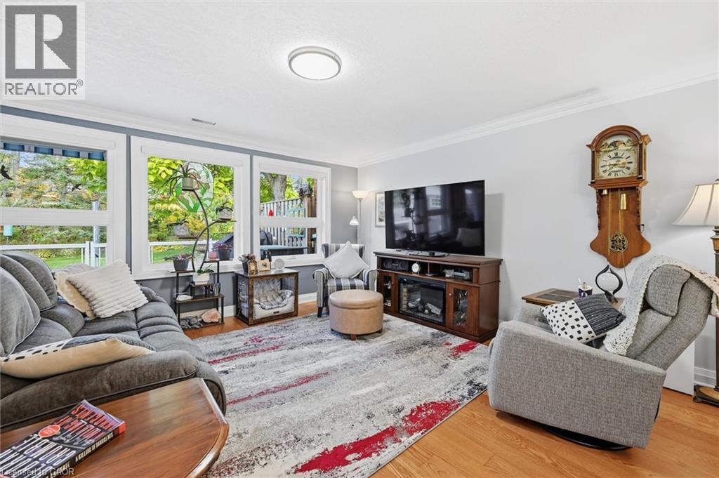 34 Cardinal Mindszenty Boulevard, Hamilton, ON - Indoor Photo Showing Living Room