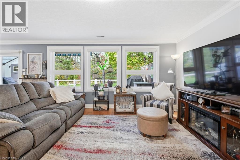 34 Cardinal Mindszenty Boulevard, Hamilton, ON - Indoor Photo Showing Living Room